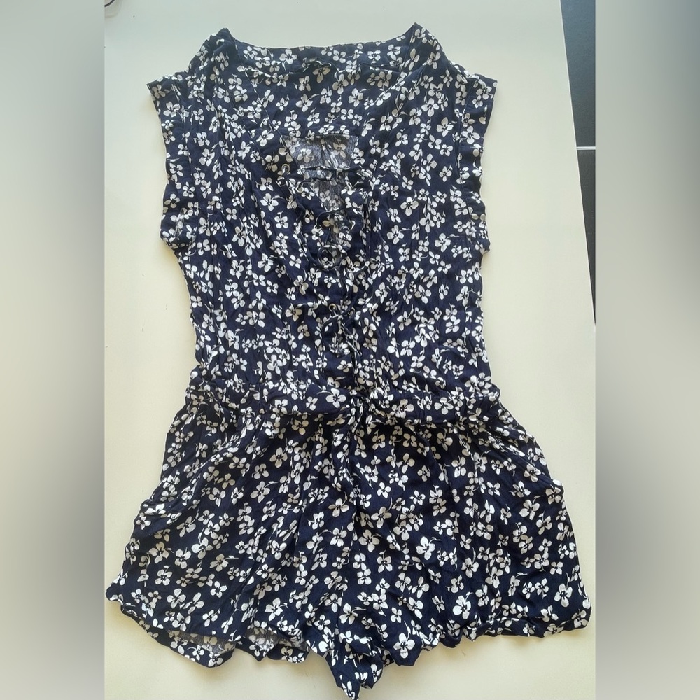 Tresic Luxe Mitzi Floral Romper Size large with pockets